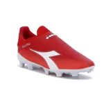 Championes de fútbol Diadora Ecliptic Md M, color rojo con detalles en blanco y suela blanca con tapones.