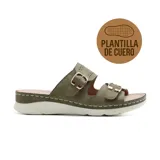 Sandalia de cuero color beige, con plantilla de cuero, dos tiras anchas con hebillas metálicas ajustables y suela de goma blanca.