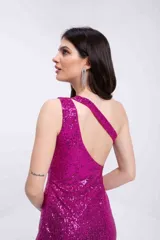 Minivestido fucsia de lentejuelas con diseño asimétrico de un solo hombro y abertura en la pierna.