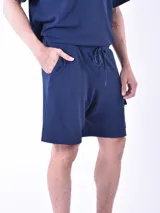 Bermuda de hombre color azul marino, con cintura elastizada y cordón de ajuste.