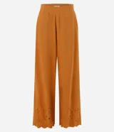 Pantalón pantacourt de Marfinno, color tostado, de corte amplio y cintura ancha. Con detalles de bordado calado tipo broderie y terminación ondulada en el bajo.