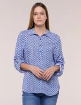 Camisa azul con estampa geométrica, de corte clásico y calce relajado, con cuello camisero tradicional, cierre frontal de botones y mangas largas con presillas para arremangar.