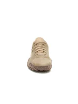 Sneakers de hombre Caterpillar modelo Gridlock Lo, color marrón, confeccionados en cuero vacuno con acabado efecto gamuza. Cuentan con cordones tono sobre tono, logotipo de la marca en el lateral y una distintiva suela de goma con relieve dentado que se extiende hacia la puntera y el talón.
