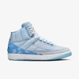 Championes Air Jordan 2 en colaboración con J Balvin, de caña alta en color celeste. Presentan paneles acolchados tipo puffer con diseño cuadriculado, gráficos de nubes en el talón, costuras en varios colores y suela translúcida.