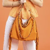 Bolso tipo hobo color naranja confeccionado en cuero vacuno, con cierre superior y dos bolsillos con cierre en la parte trasera. El interior está forrado y tiene un bolsillo con cierre y otro para el celular. Incluye dos correas removibles: una de cuero ajustable y otra de cadena plateada.