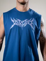 Musculosa azul con estampado tribal blanco en el frente.