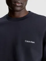 Buzo azul marino de algodón y poliéster con cuello redondo, puños y bajo acanalados. Presenta el logo de Calvin Klein bordado en pequeño en el pecho.