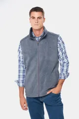 Chaleco deportivo rojo de polar con forro e interior en color azul combinado, cierre frontal y bolsillos delanteros con cierre metálico personalizado. Incluye dos bolsillos interiores con cierre y logo bordado en el pecho.