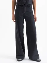 Jeans wide leg color negro, confeccionado en denim tipo sastrero, liviano y con leve elasticidad. De tiro medio y caída amplia.