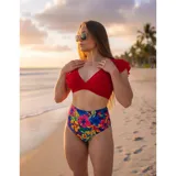 Conjunto de bikini compuesto por un top rojo con escote en V y mangas con volados, y una bombacha de tiro alto con estampado floral multicolor.