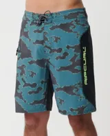 Short de baño con estampado de camuflaje en tonos verde y negro, de secado rápido y diseño cómodo ideal para surf.