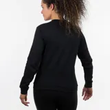 Buzo de manga larga color negro, con cuello redondo y puños y ruedo acanalados. Presenta un pequeño logo bordado en blanco en el pecho.