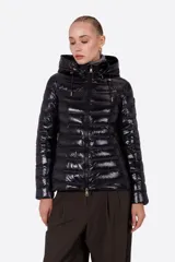 Campera puffer color beige claro, con capucha y cierre frontal.