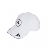 Gorra Adidas de la colección Mercedes de Kimi Antonelli, color blanco con visera curva, logo de Mercedes-Benz bordado en el frente y el isotipo de Adidas en el borde de la visera. Presenta un detalle de ribete azul en el borde inferior de la visera y cierre ajustable en la parte posterior.
