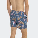 Short de baño azul con estampado tropical de hojas y flores, cintura elastizada con cordón ajustable.