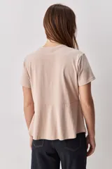 Remera Casentino de manga corta y cuello redondo, de corte amplio y asimétrico con diseño cruzado en el frente.