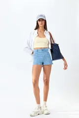 Short de jean negro de tiro alto con costuras verticales en el frente.