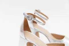 Zapatos de tacón con plataforma, color rojo, con correa al tobillo y hebilla redonda.