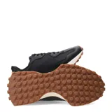 Championes urbanos New Balance modelo 327, color negro con entresuela blanca y suela de goma color caramelo. Presentan un diseño retro con el logo N característico en el lateral y una estructura de cuero sintético.