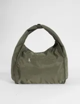 Cartera tipo shopper de tamaño grande, confeccionada en material sintético con acabado satinado. Presenta un diseño de hombro con asa integrada y un pequeño logo metálico en la esquina inferior.
