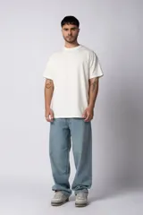 Remera de corte regular, color beige, con cuello redondo y mangas cortas.