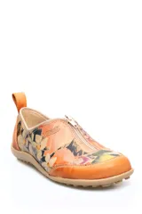 Zapato de cuero con estampado floral, cierre frontal y suela de goma.