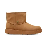 Bota baja Skechers modelo Keepsakes Cozy, color camel, con diseño sin cordones y suela plana de caucho. Presenta un aplique metálico en forma de corazón y el logo de la marca grabado en el lateral.