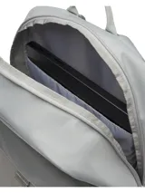 Mochila Under Armour de diseño funcional, confeccionada en poliéster resistente con tecnología UA Storm repelente al agua. Presenta un compartimento principal amplio con espacio acolchado para portátil, bolsillo frontal con cierre y solapa con hebilla ajustable, y bolsillos laterales. Incluye correas ergonómicas ajustables y placa de silicona con el logo de la marca.