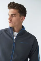 Campera de felpa gris oscuro para hombre, con fit regular, logo estampado, manga larga, cremallera entera, bolsillos con cierre y cuello elevado.