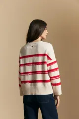 Sweater de tejido de punto con diseño de rayas horizontales en color azul marino y terracota, de cuello redondo y corte relajado.