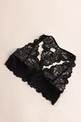 Soutien tipo bralette negro de encaje con diseño floral, espalda estilo nadador y elástico en el bajo busto para sujeción.