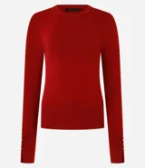 Suéter ajustado de punto color crema, con cuello redondo y mangas largas con botones metálicos en los puños. Confeccionado con viscosa sostenible.