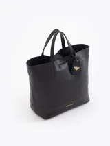 Cartera tipo tote bag pequeña de cuero vacuno negro con diseño de abejas grabadas en bajo relieve. Cuenta con doble asa de mano, correa ajustable y un tag colgante con dije metálico en forma de abeja.