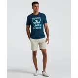 Remera azul marino de manga corta con cuello redondo y estampado frontal con el logo de Original Penguin enmarcado en un diseño floral.