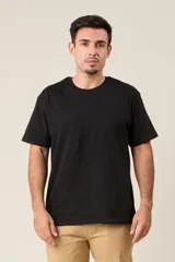 Remera gris de corte clásico y mangas cortas.