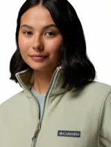 Campera polar Columbia de corte entallado, con cierre frontal completo, cuello alto y bolsillos laterales. Presenta el logo de la marca bordado en el pecho.
