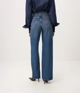 Pantalón wide leg de tiro alto confeccionado en jean de algodón, con pretina con pasacintos, cierre frontal con botón y cremallera, y bolsillos delanteros y traseros.