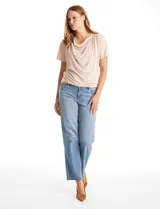 Remera de modal marca Philosophy, con diseño de cuello volcado y mangas cortas.