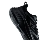 Championes deportivos Umbro Rusk color negro, con diseño de malla transpirable y detalles en material sintético, ideales para running y entrenamiento.