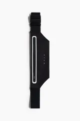 Riñonera deportiva negra para correr, con bolsillo con cierre vertical ribeteado en material reflectante y correa elástica ajustable con hebilla plástica.