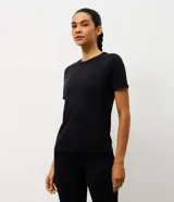 Remera deportiva de manga corta y cuello redondo, confeccionada en poliamida con tecnología seamless que reduce las costuras para mayor comodidad y ajuste al cuerpo.