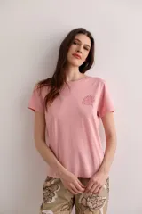 Remera rosa de algodón pima, con cuello redondo y estampado de un guepardo en el pecho.