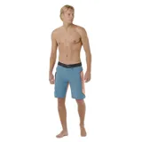 Bermuda de baño azul con cintura negra, cordón de ajuste y detalles en color salmón en los laterales.