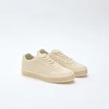 Zapatillas de lona color beige claro con detalles en eco-cuero al tono y suela revestida en esparto trenzado.