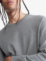 Sweater gris de algodón con cuello redondo, puños y dobladillo acanalados. Logo CK bordado en el pecho.