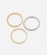 Kit de tres pulseras rígidas con diseño de serpiente, una plateada y dos doradas.