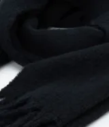 Bufanda larga de fleece color negro, con flecos en los extremos y etiqueta con lettering "I'm Cold".