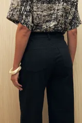 Jean ancho de tiro alto, color negro, con pierna amplia.