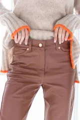 Pantalón de cuero sintético color suela, de corte recto y tiro alto.