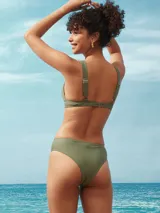 Bombacha de bikini roja, de corte clásico.